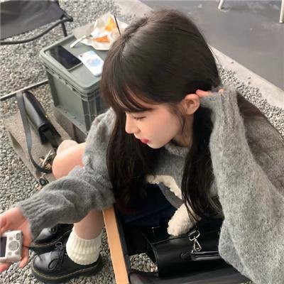 出墙红杏两家春